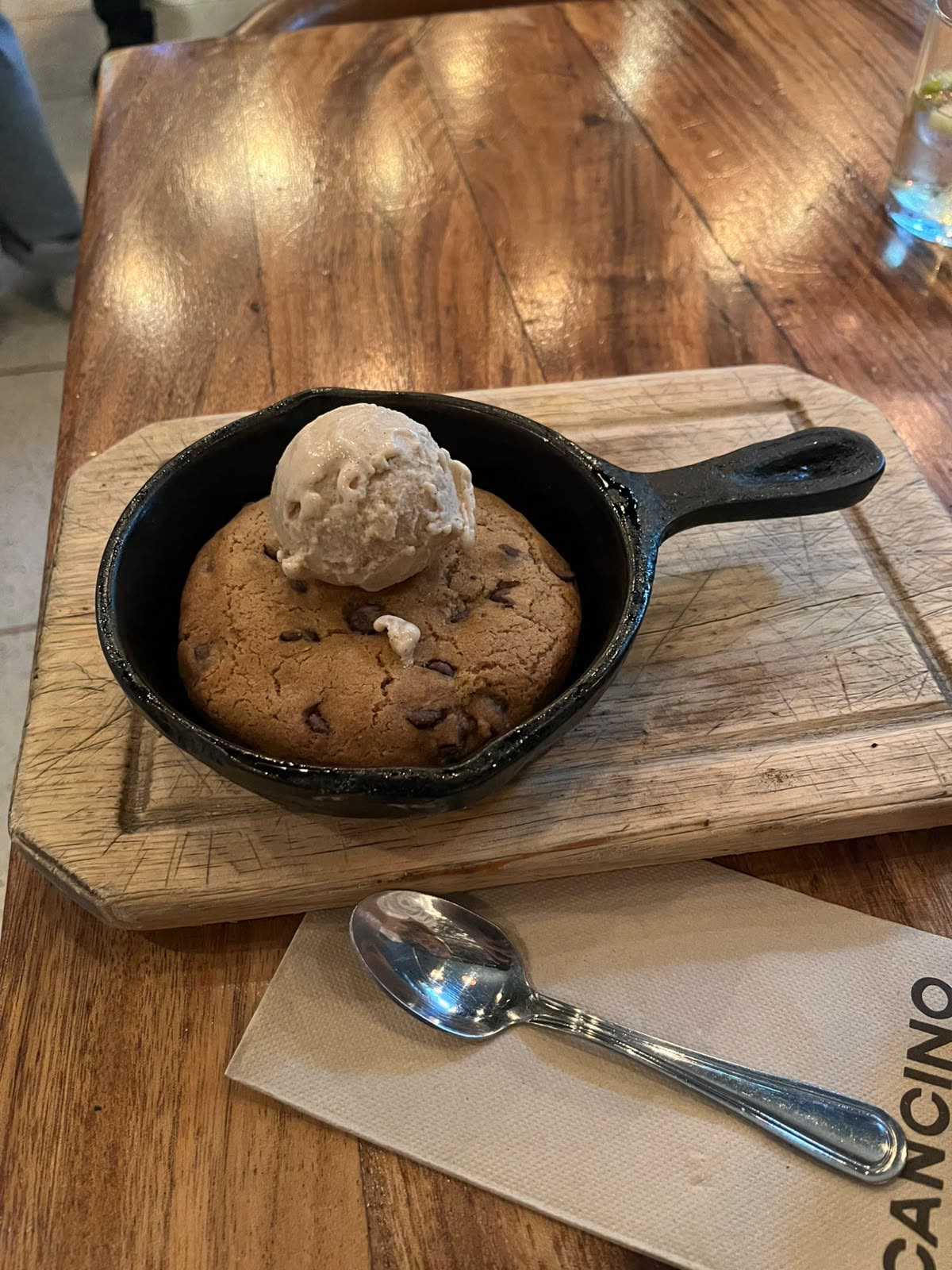 Galleta al horno en sartén con helado de vainilla, postre de Cancino CDMX