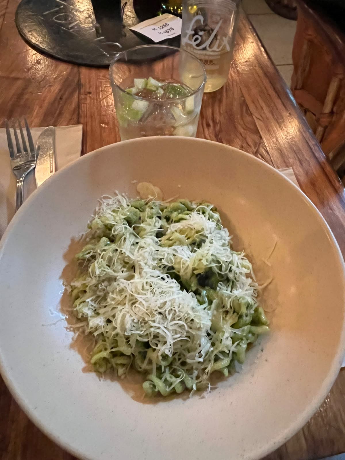 Plato de fideos al pesto con parmesano rallado en Cancino, Centro Histórico de CDMX