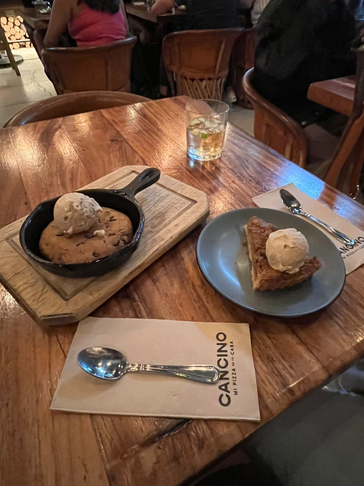 Galleta con helado y tarta de manzana con helado, postres de Cancino en el Centro