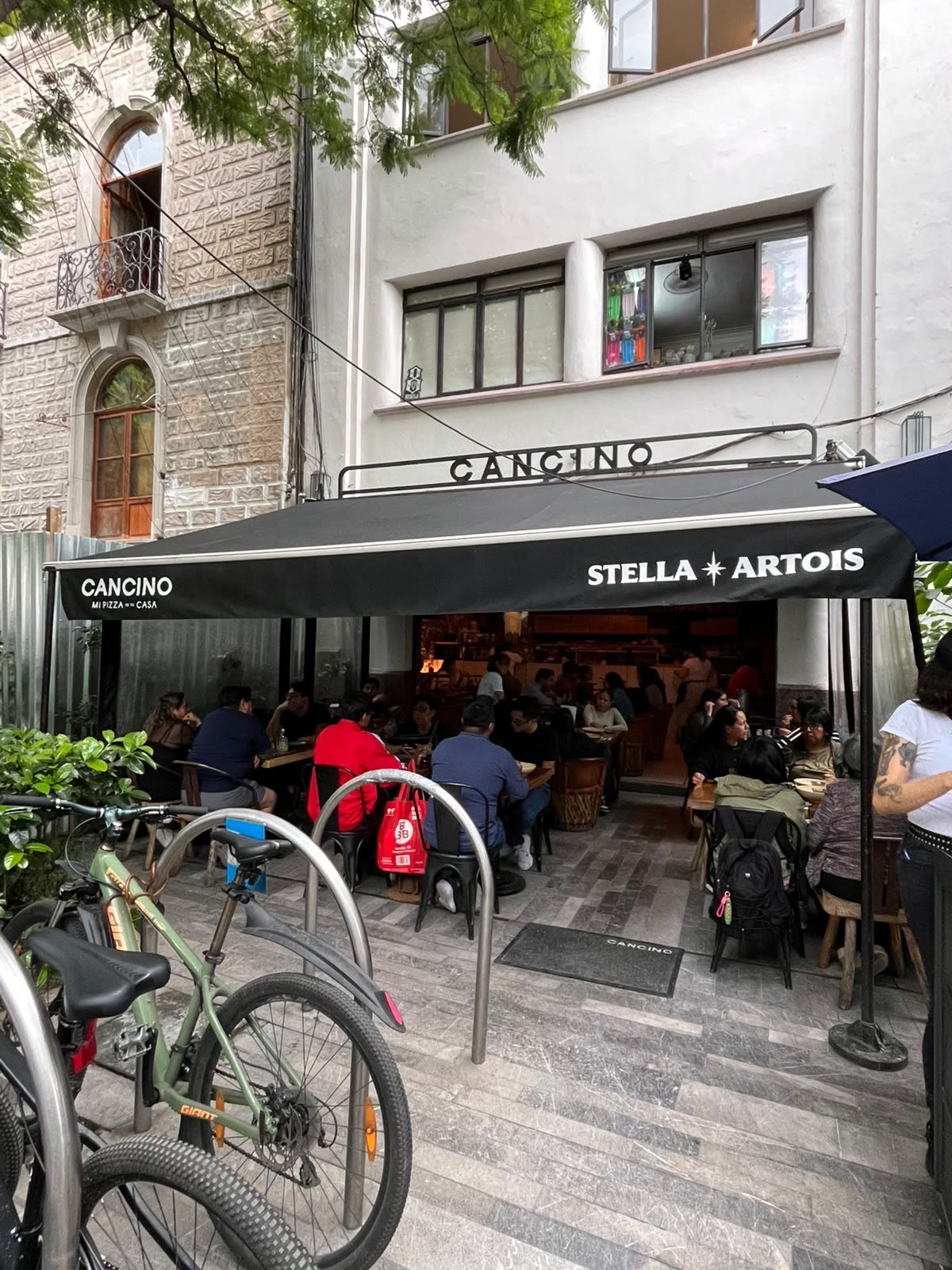 Terraza exterior de Cancino con toldo sobre la banqueta en el Centro de CDMX