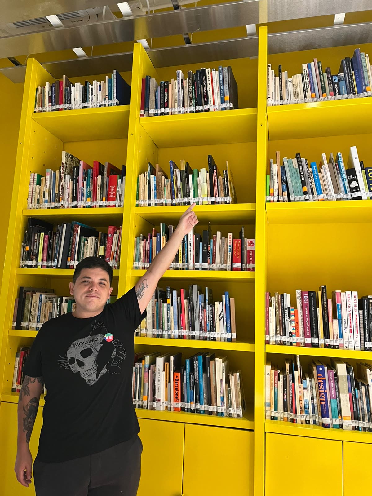 Estanterías amarillas de la biblioteca del Museo Franz Mayer en CDMX