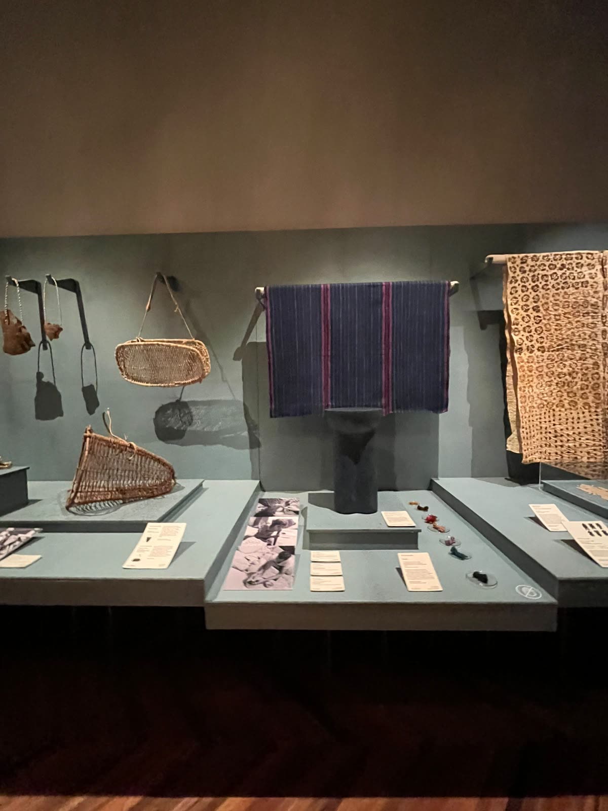 Piezas textiles y de diseño artesanal en vitrina del Museo Franz Mayer