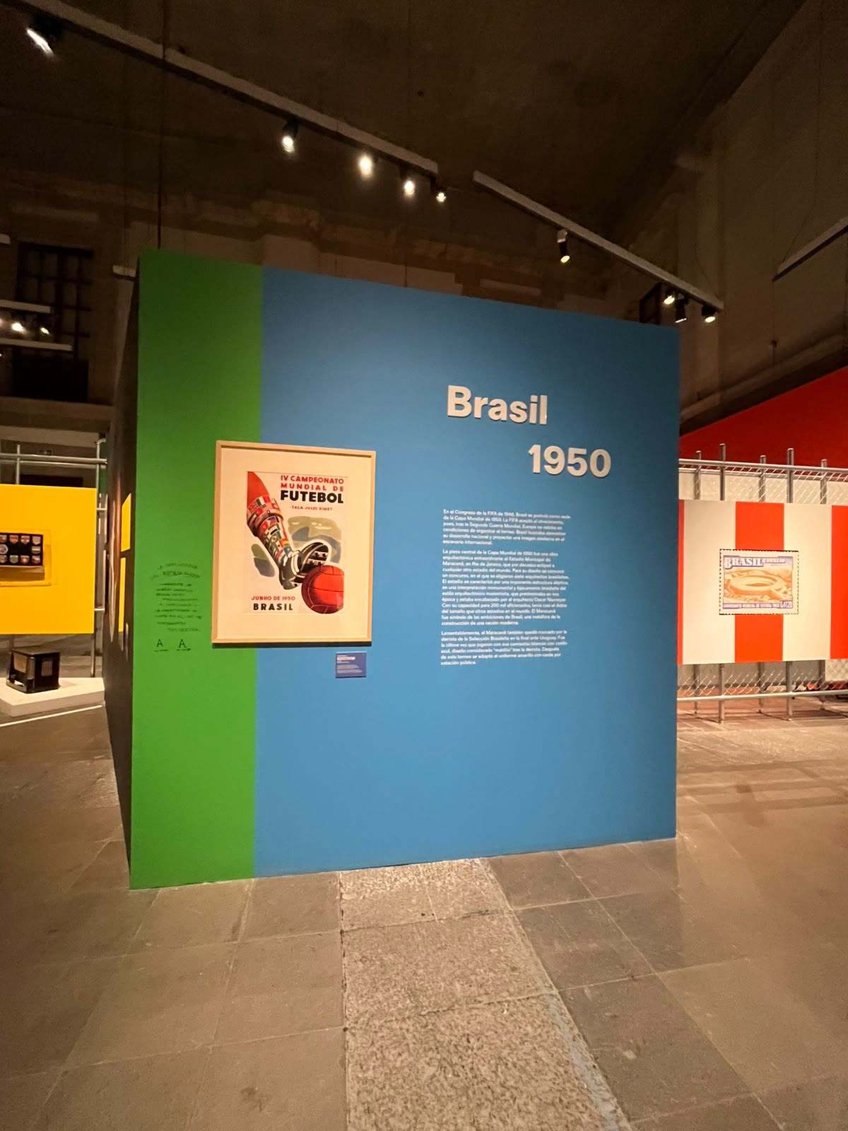 Sección Brasil 1950 con carteles de Mundiales en la exposición Futbol Diseñando una pasión