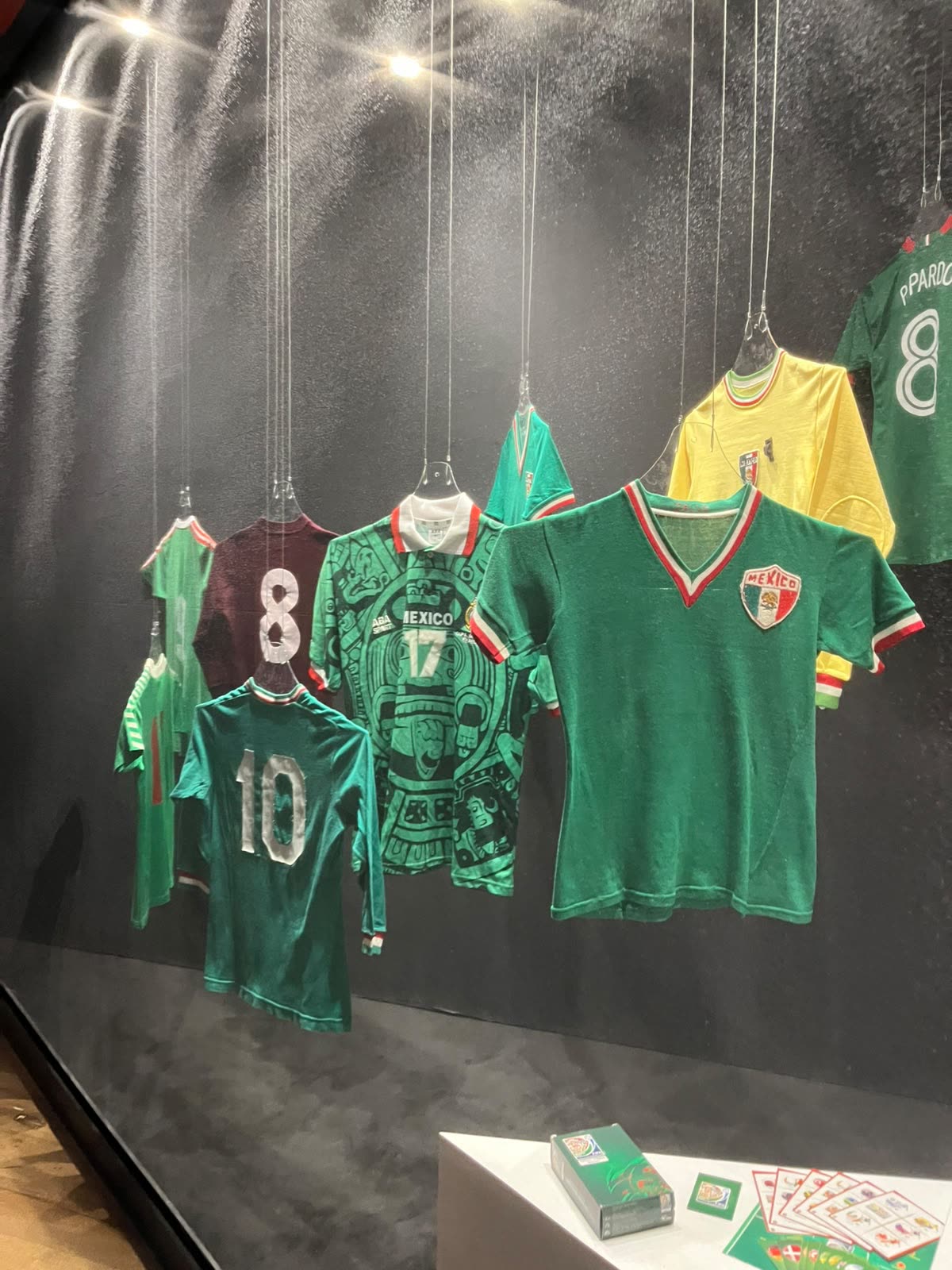 Camisetas vintage de futbol de distintas selecciones expuestas en el Museo Franz Mayer