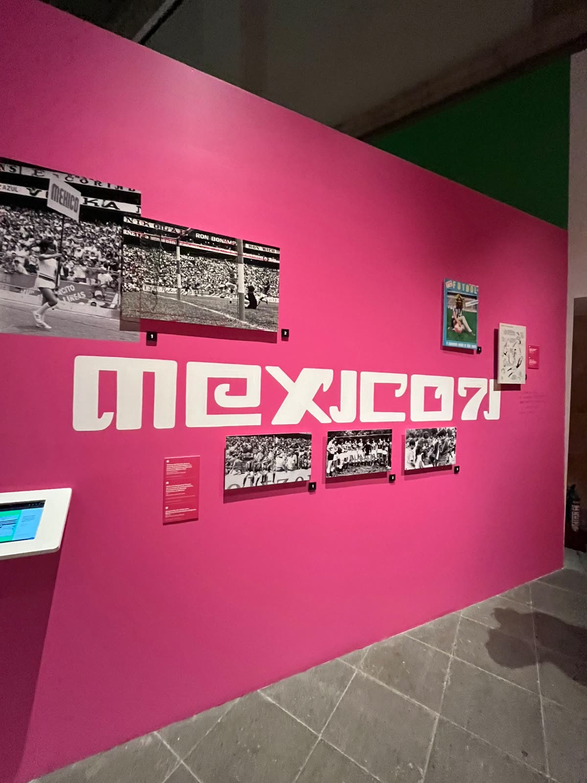 Sala dedicada a México 70 con gráfica del Mundial de 1970 en la exposición de futbol