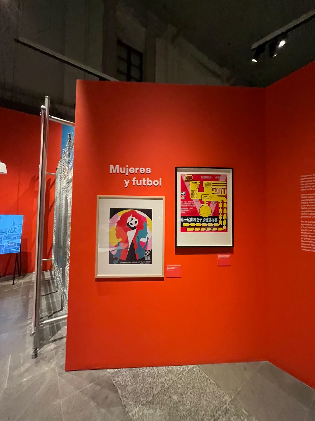 Apartado Mujeres y futbol con carteles históricos en la exposición del Museo Franz Mayer