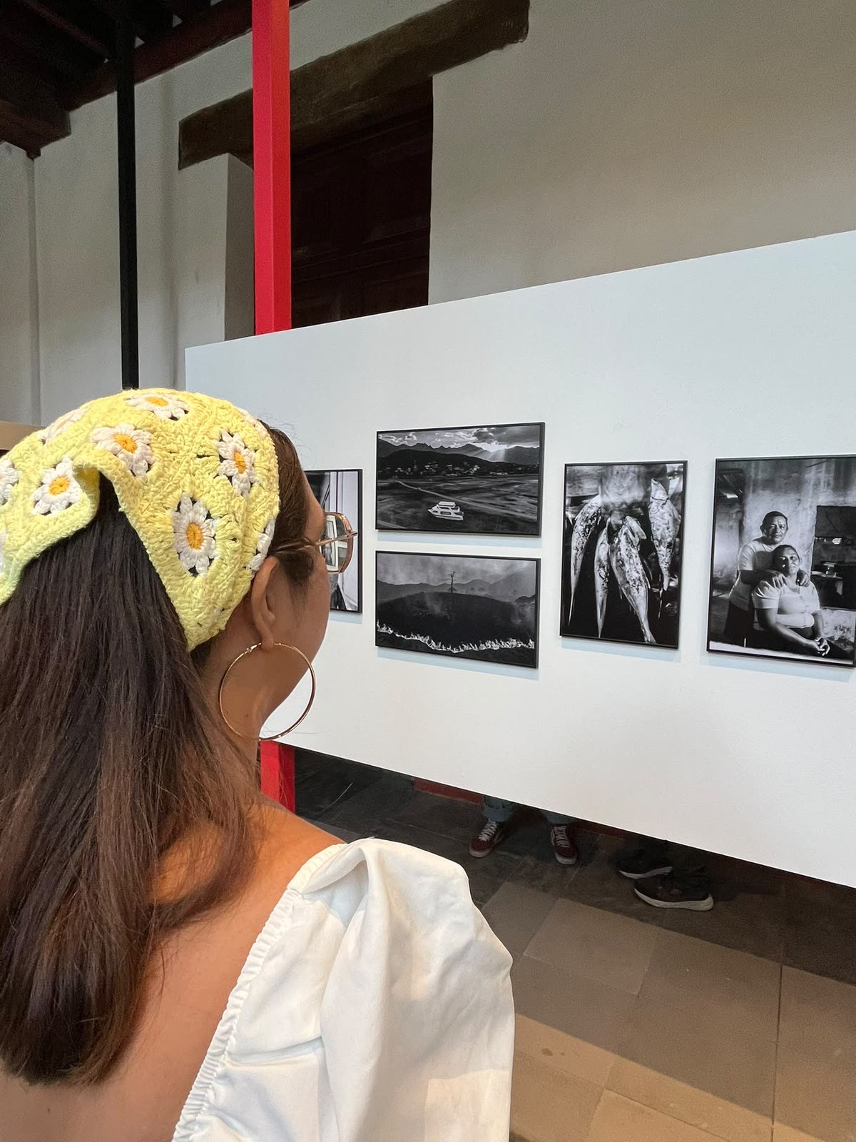 Visitante observando fotografías en blanco y negro en World Press Photo 2026