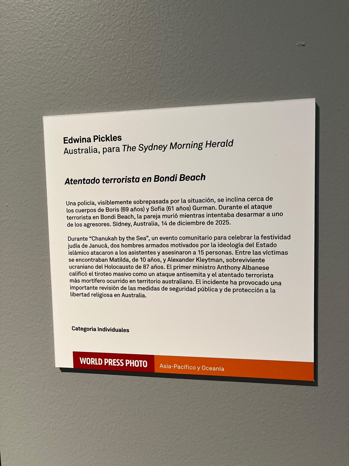 Cédula de la fotografía Atentado terrorista en Bondi Beach de Edwina Pickles en World Press Photo