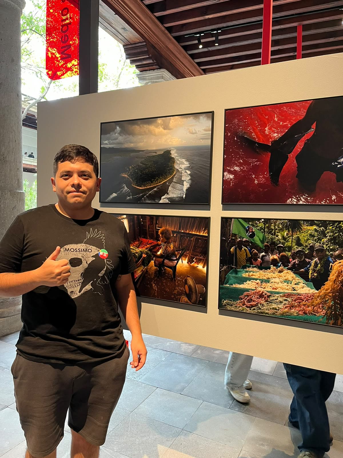 Visitante recorriendo la exposición de fotografía World Press Photo en el Museo Franz Mayer